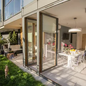 Garden Apartment Cracow- Shopping Mall 1Min, Underground Parking, Family Friendly, City Center Apartament Kraków